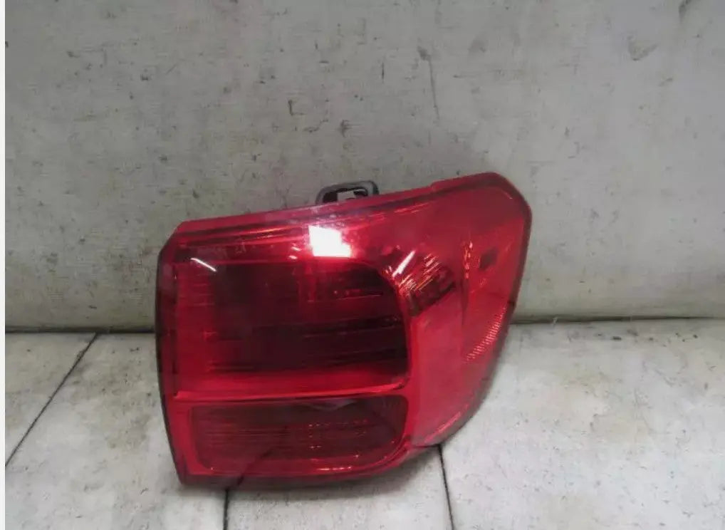 Kia Sedona OEM Rear Right Quarter Panel Mounted Tail Light Taillight 2016-2018 Kia