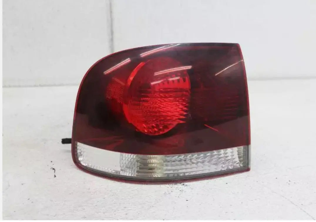 VOLKSWAGEN TOUAREG 2008-2010 DRIVER LEFT QUARTER MOUNT TAIL LIGHT LAMP VOLKSWAGEN