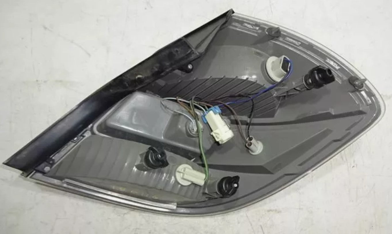 2007 - 2009 SATURN AURA LEFT DRIVER SIDE TAIL LIGHT OEM Saturn